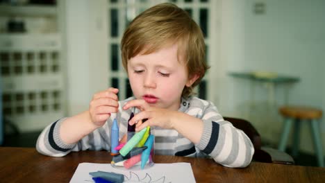 Joven-jugando-con-lápices-de-colores