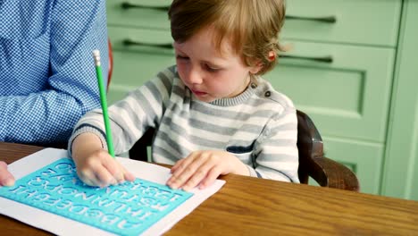 Padre-hijo-de-enseñanza-cómo-escribir-usando-la-plantilla