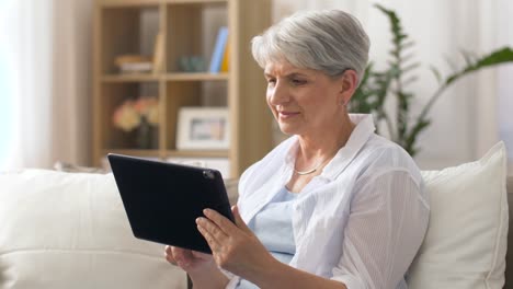 Beautiful-senior-Woman-mit-Tablet-pc-zu-Hause