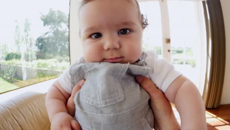 Punto-de-vista-de-la-toma-de-la-madre-con-bebé-niño-jugando-juegos