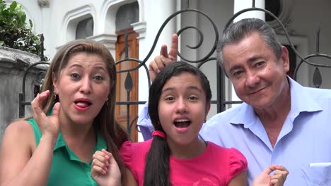 Familia-tener-diversión-y-acción-tonta