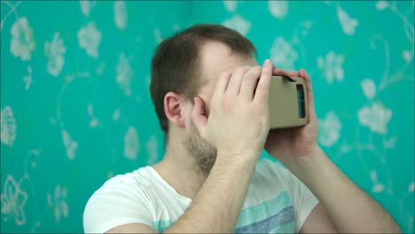 Überrascht-Mann-in-virtuellen-Realität-Gläser