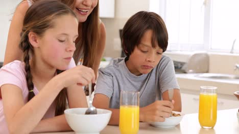 Hermano-y-hermana-comía-cereal-juntos