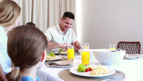 Glückliche-junge-Familie-am-Tisch