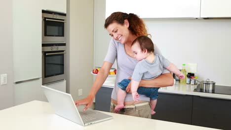 Mutter-hält-ihr-glückliches-baby-Jungen