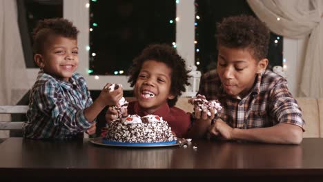 Tres-afro-muchachos-comiendo-pastel.