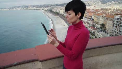 Frau-benutzt-Touchscreen-tablet-in-der-mediterranen-Stadt