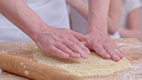 Hacer-masa-para-galletas-con-niños