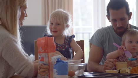 Slow-Motion-Aufnahme-der-Familie-Backen-zu-Hause-Kuchen-zusammen