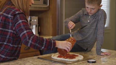 Familie,-hausgemachte-Pizza-zusammen-in-der-Küche