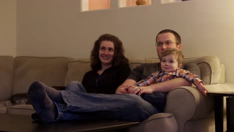 Eine-Familie-auf-der-Couch-sitzen,-gemeinsam-Fernsehen