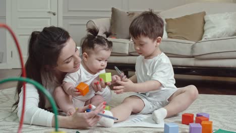 Madre-jugando-con-los-niños-en-casa