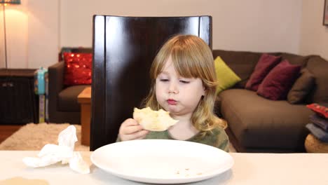 niño-comiendo-pizza-en-casa