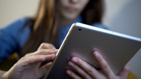 Frau-mit-Tablet-Computer-Touchscreen-im-Café.-Close-up.