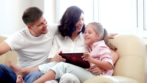 Familie-mit-tablet-PC