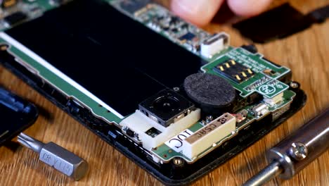 Opening-smartphone-repair