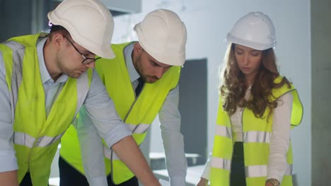 Das-Team-der-Ingenieure-bverfügt-über-große-Blau-und-Übergespräche,-im-Gebäude-unter-Bau.