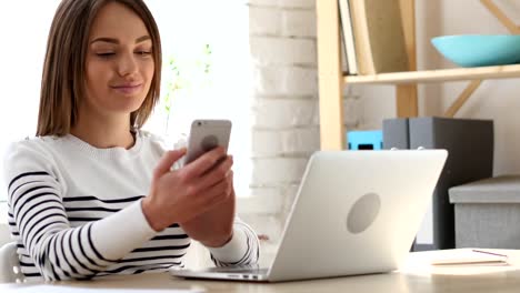 Mujer-joven-con-Smartphone,-escribir-mensaje