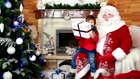 Santa-le-da-a-niño-grandes-deseos-presentes,-venga-a-niño-verdadero,-feliz-abrazando-a-Santo-nicolas,-regalo-para-niños