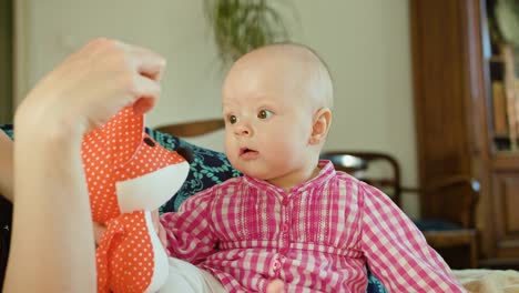 Baby-Sitting-und-spielen-mit-einem-Spielzeug