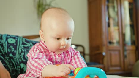 Baby-Sitting-und-spielen-mit-einem-Spielzeug