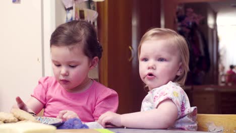 Dos-hermanas-desayunando-en-la-mesa.