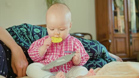 Baby-Sitting-und-spielen-mit-einem-Spielzeug