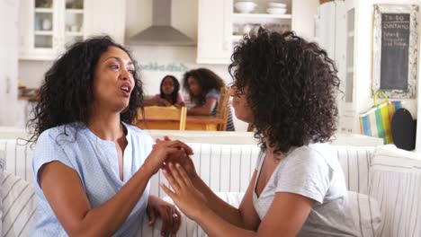 Madre-con-hija-adolescente-sentado-en-el-sofá-juntos