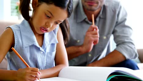 Hija-de-padre-ayuda-con-su-proyecto-de-escuela