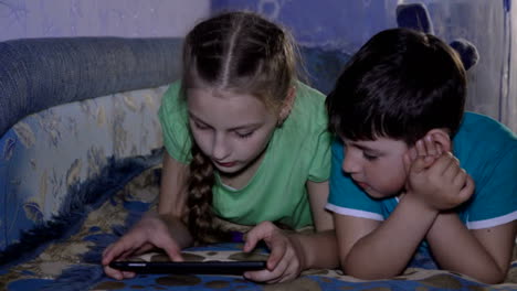 Bruder-und-Schwester-spielen-auf-pad