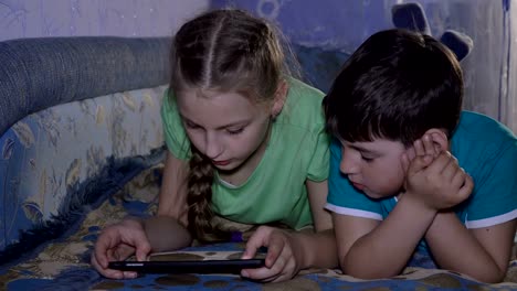 Bruder-und-Schwester-spielen-auf-pad