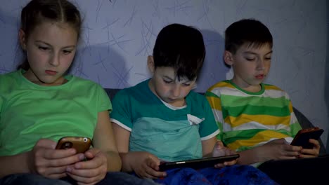 Boys-and-girl-playing-in-the-tablet