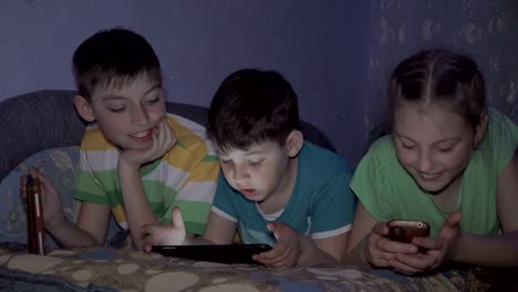 Kids-playing-in-the-tablet