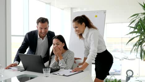 glücklich-Manager-Sprung,-erfolgreiche-Jugendliche,-erfolgreiche-Business-Team-in-modernen-Büros,-emotionale-Mitarbeiter