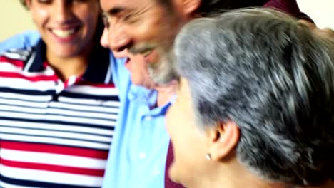 Brasileña-Multi-generación-familia-comiendo-Chocolate-en-la-celebración-de-la-Pascua