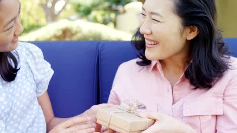 Tochter-Mutter-im-Garten-4k-Geschenkbox-verleiht