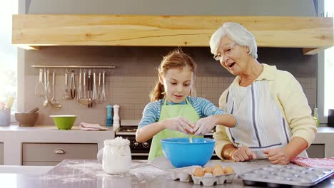 Huevito-de-chica-rotura-en-tazón-de-fuente-y-abuela-feliz-aplaudiendo-4K-4k