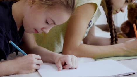 Two-cute-girls-draw-pictures-with-colorful-pencils