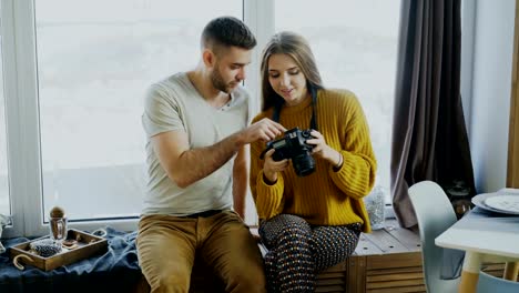 Glücklich-lächelnde-paar-beobachten-Fotos-von-Reisen-auf-Digitalkamera-zu-Hause-nach-Urlaub