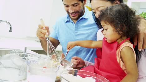 Ethnische-Pre-School-Mädchen-Eltern-Backen-Küche-zu-Hause