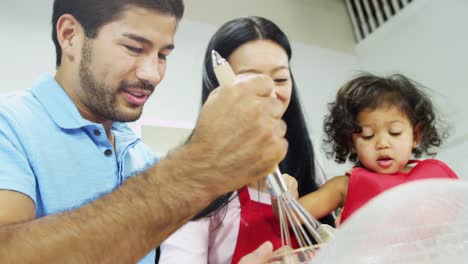 Chino-asiático-padres-hija-hogar-cocina-para-hornear