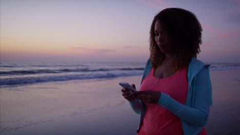 African-American-mujer-haciendo-ligeros-ejercicios-quemagrasas