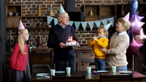 Großeltern-singen-alles-Gute-zum-Geburtstag,-Enkel