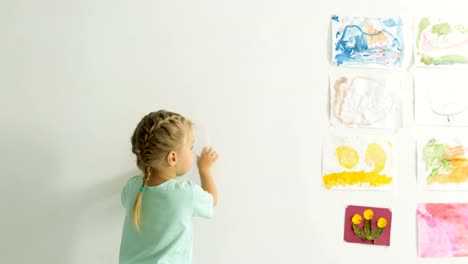 Happy-young-mother-and-daughter-playing,-drawing,-playing-games-on-your-smartphone-braid-braids,-read.