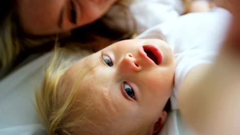 Porträt-des-jungen-und-seiner-Mutter,-chillen