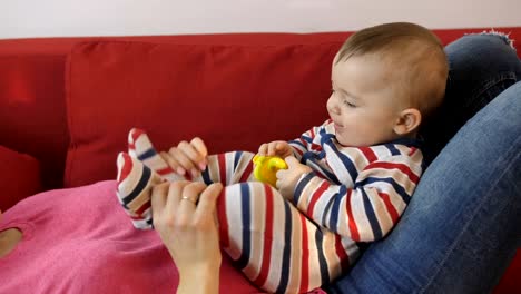 Mutters-Hände-spielen-mit-baby-Sohn-die-Füße