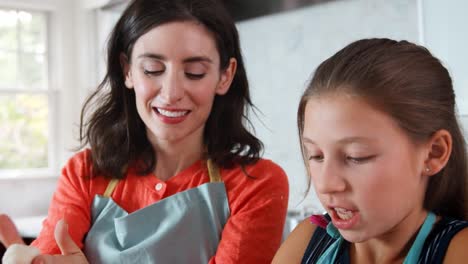 Niña-y-madre-preparar-la-masa-para-el-pan-challah,-cerca