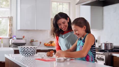 Jüdische-Tochter-genießt-Challah-Teig-zu-kneten,-mit-Mutter