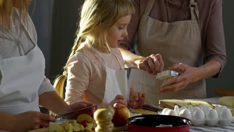 Kleines-Mädchen-vorbereiten-Cookies-mit-Mutter-und-Großmutter