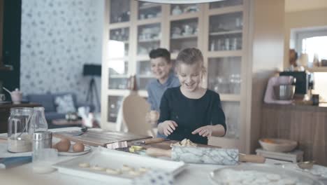 Hermano-y-hermana-pasar-tiempo-en-la-cocina-mientras-hornear-galletas